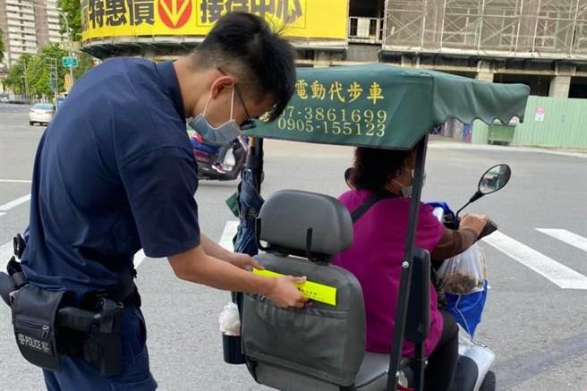 高市警方製作反光貼紙分送騎乘代步車的高齡者，防制車禍發生。（高雄市交通大隊提供／石秀華高雄傳真）