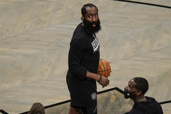 哈登确实每到季后赛就经常陷入消失状态。(美联社资料照)