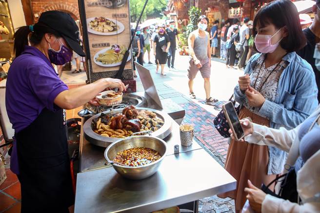 本土疫情是否衝擊住宿餐飲業？根據財政部資料庫顯示，以5、6月銷售額來看，住宿業最多掉近6成，餐飲業最多掉2成6；19日新北市深坑老街中午用餐時間，餐廳湧現許多民眾上門，讓業者趁這波中秋連假增加一些收入。（鄧博仁攝）