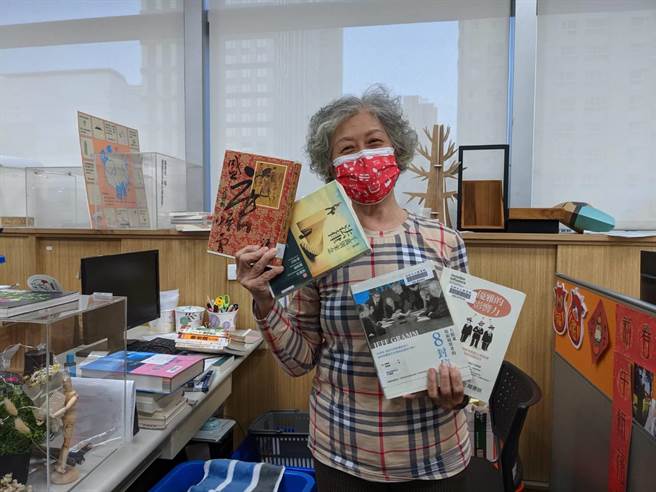 高市图资深志工戴丽珠荣获文化部第28届全国绩优文化志工金质奖。（高巿图提供／曹明正高雄传真）