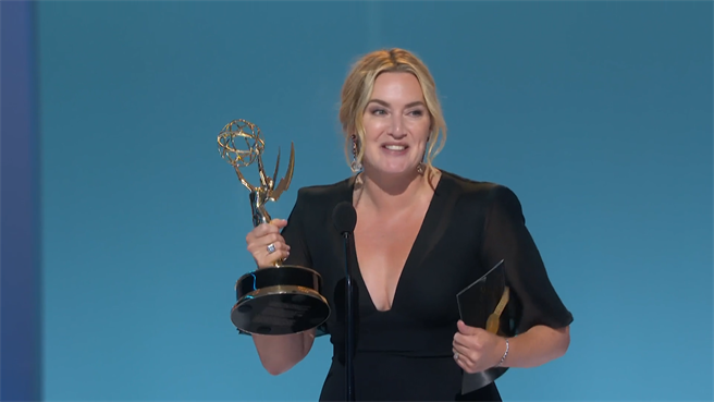 凯特温丝蕾获得「迷你剧集或电视电影类」最佳女主角。（CATCHPLAY＋提供）