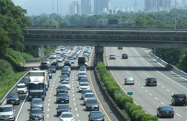 今天是中秋連假第3天，公路總局表示，昨（19）日上午起部分風景區路段包括台2線關渡至淡水、台2線龍門至福隆即出現車潮。(陳怡誠攝)