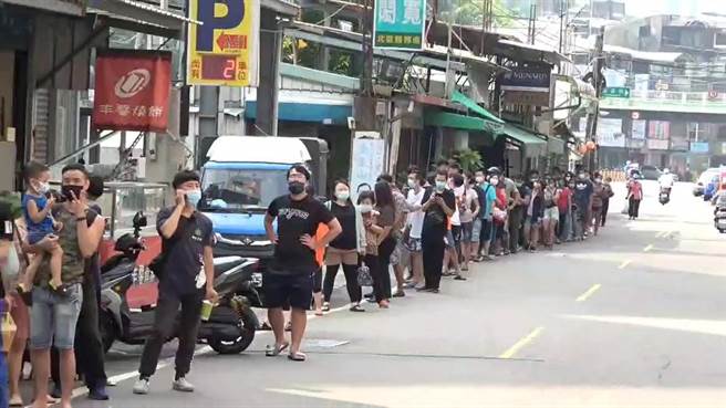 彰化市蛋黃酥名店「不二坊」今天一早再現長長的排隊人龍，隊伍逾300公尺，綿延到轉角巷弄內。（民眾提供／謝瓊雲彰化傳真）