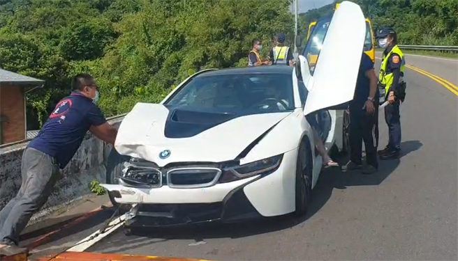 劉姓男子駕駛價值千萬BMW i8名車返家時，不慎撞上違規在雙黃線迴轉的機車。（翻攝照片／陳彩玲基隆傳真）