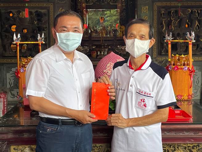 新北市长侯友宜今上午10时许前往三重区同仁宫参拜。（叶书宏摄）
