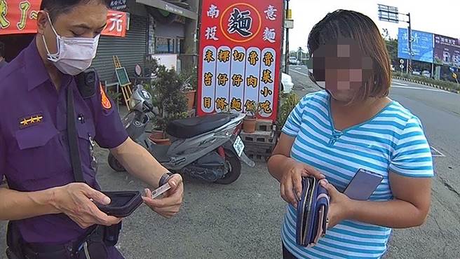 女子徘徊南投市東閔路與中興路口，迷路了，其精神狀況不佳，員警幾經耐心安撫情緒、慢慢地引導下，女子才出示隨身的相關證件。（南投縣警局中興分局提供／黃國峰南投傳真）
