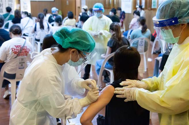 医师指出，根据英国研究，AZ与BNT的两剂间隔时间，可决定疫苗保护力高低。（罗永铭摄）