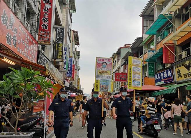 旗山警方到旗山老街做防疫宣导。（警方提供／林瑞益高雄传真）