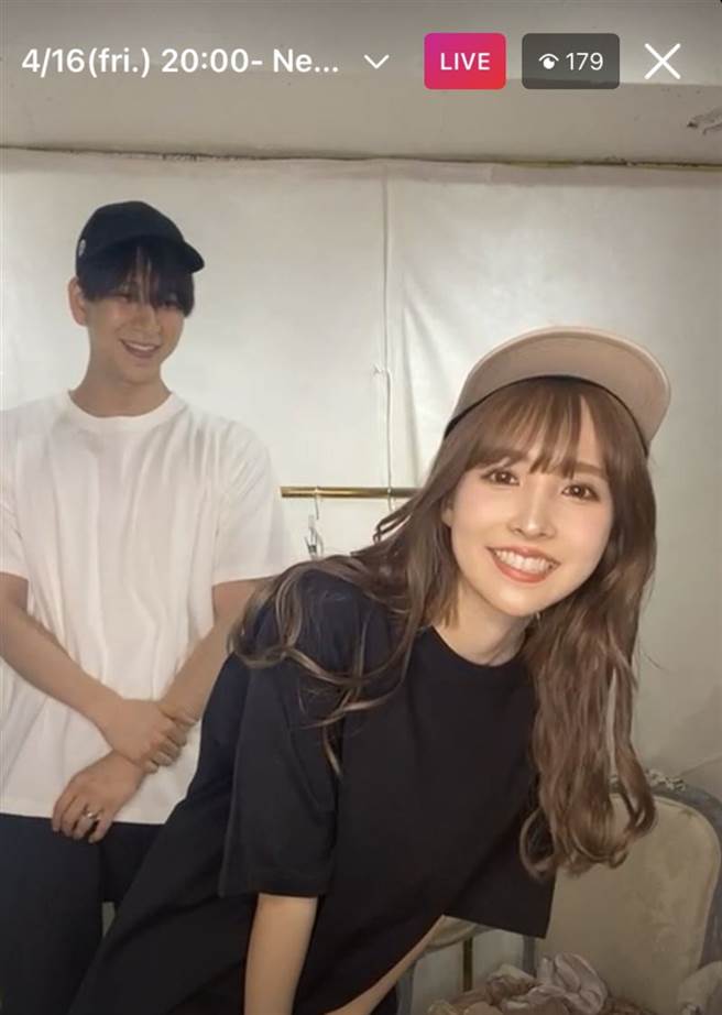 三上悠亚经纪人有顏值又有生意头脑。(图/翻摄自IG)