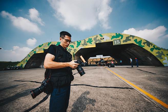 军闻社黄劭恩执行採访任务的纪实照片。（黄劭恩提供）