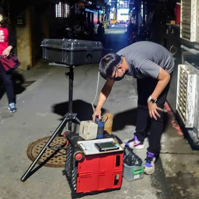 异味官能测定现场採样。（台北市环保局提供／张立勋台北传真）