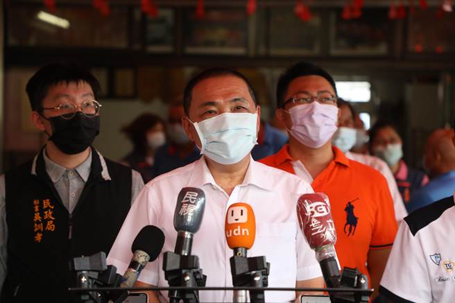 新北市长侯友宜今上午10时许前往三重区同仁宫参拜。（叶书宏摄）