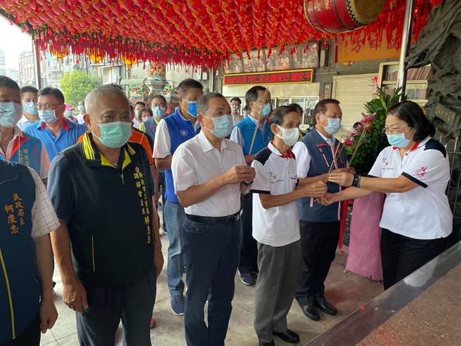 新北市长侯友宜今上午10时许前往三重区同仁宫参拜。（叶书宏摄）