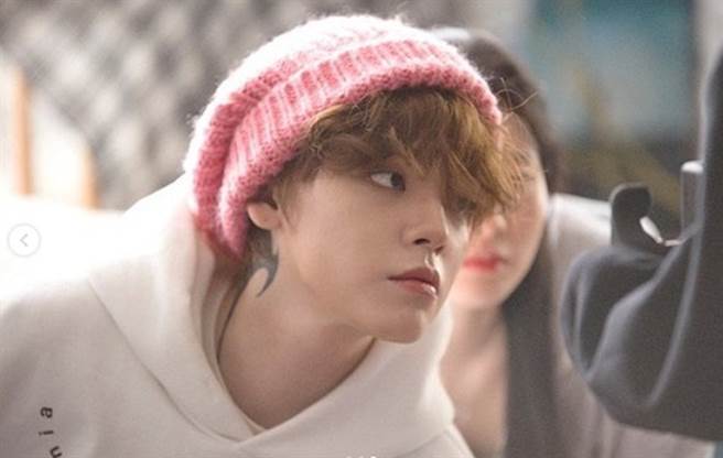 南韓饒舌歌手NO:EL（張龍俊）近日因疑無照加襲警登上新聞版面。（圖／IG@glitched_company）