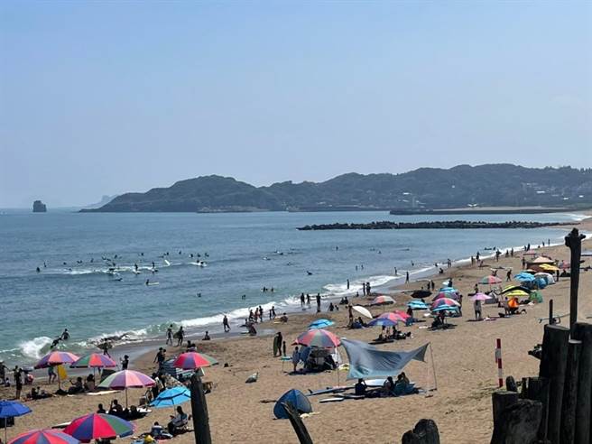 中角灣國際衝浪中心人潮爆量，現場已進行人車管制。（金山區公所提供）