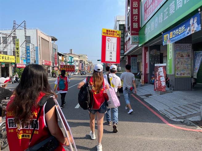 罷免志工掃街衝刺陳柏惟罷免案。（圖片摘自罷免陳柏惟粉專臉書）