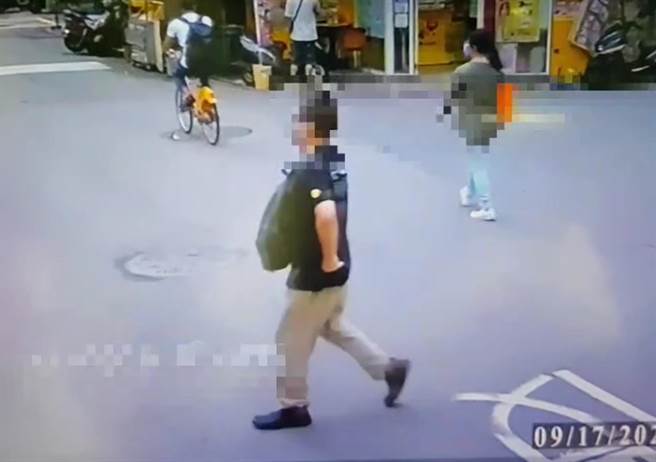 一名年约30多岁男子17日下午5时许，在930号新店客运上连续碰触女子臀部2次，女子通报司机报警。（翻摄画面）