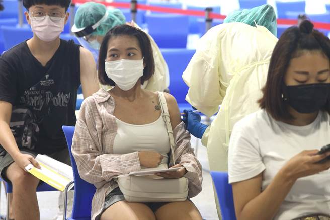 国高中生将于22日起接种BNT疫苗，许多家长忧心打后会有副作用。图为打疫苗示意图。（陈君玮摄）