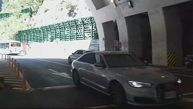 台8線中橫公路今上午，東西向車流順暢，車輛、遊客明顯減少許多。（新城警分局提供／羅亦晽花蓮傳真）