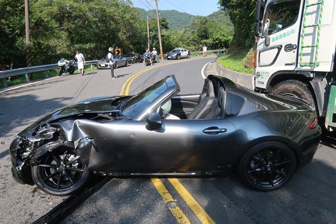33歲楊姓男子今（20日）上午8時許，駕駛馬自達跑車行經新北市坪林區北宜公路54.5公里處，疑因過彎時跨越雙黃線直接撞上對向的紅牌重型機車。（翻攝）