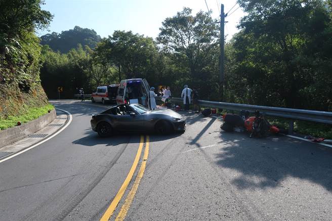 33歲楊姓男子今（20日）上午8時許，駕駛馬自達跑車行經新北市坪林區北宜公路54.5公里處，疑因過彎時跨越雙黃線直接撞上對向的紅牌重型機車。（翻攝）