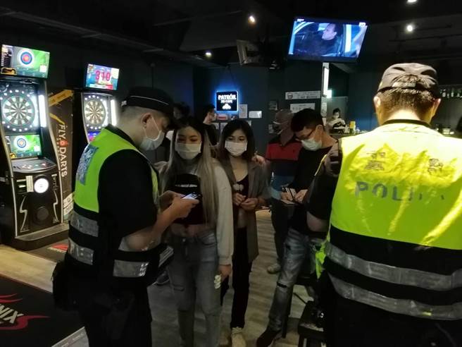 新北市中和警分局運用優勢警力規畫勤務，於19日夜間實施擴大臨檢。（中和警分局提供）