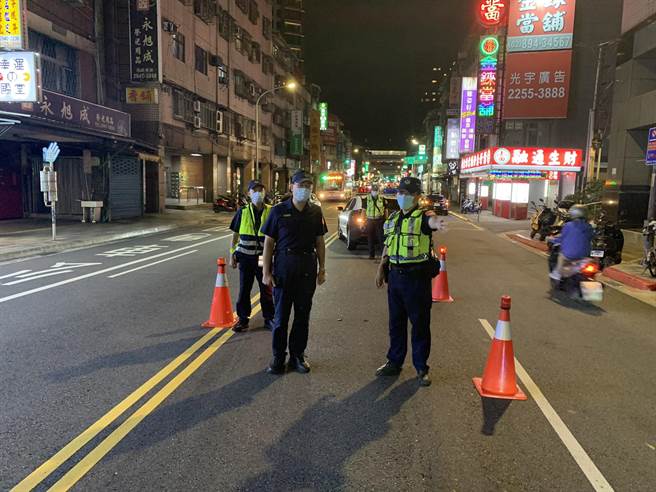 新北市中和警分局運用優勢警力規畫勤務，於19日夜間實施擴大臨檢。（中和警分局提供）