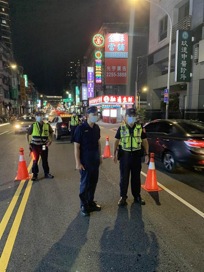 新北市中和警分局運用優勢警力規畫勤務，於19日夜間實施擴大臨檢。（中和警分局提供）