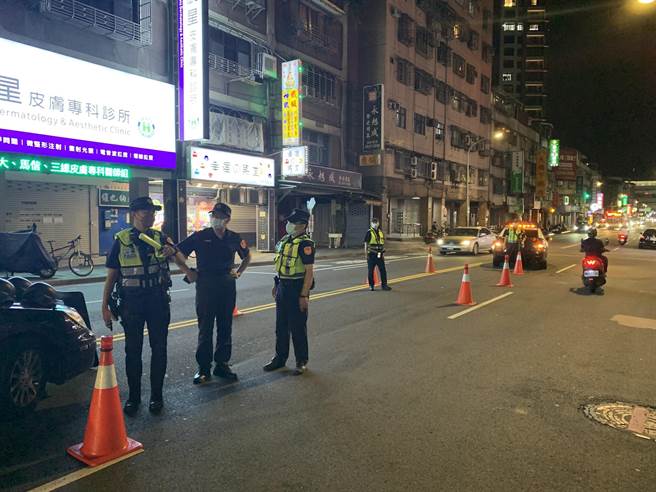 新北市中和警分局運用優勢警力規畫勤務，於19日夜間實施擴大臨檢。（中和警分局提供）
