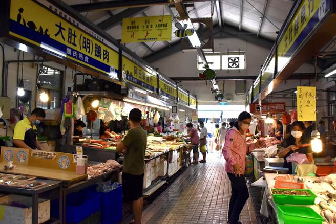 台中市府经发局实施扩大纾困措施，42处公有市场使用费、17处委外经营市场及3处委外停车场10月租金5折优惠。（台中市府提供／卢金足台中传真）