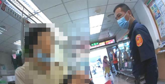 高市71歲葉姓婦人中了詐騙集團「猜猜我是誰」圈套，護孫心切，至郵局匯款20萬給假外孫，所幸因填錯匯款號碼匯錯人，保住自己老本，警方獲報到場了解。（翻攝照片／石秀華高雄傳真）