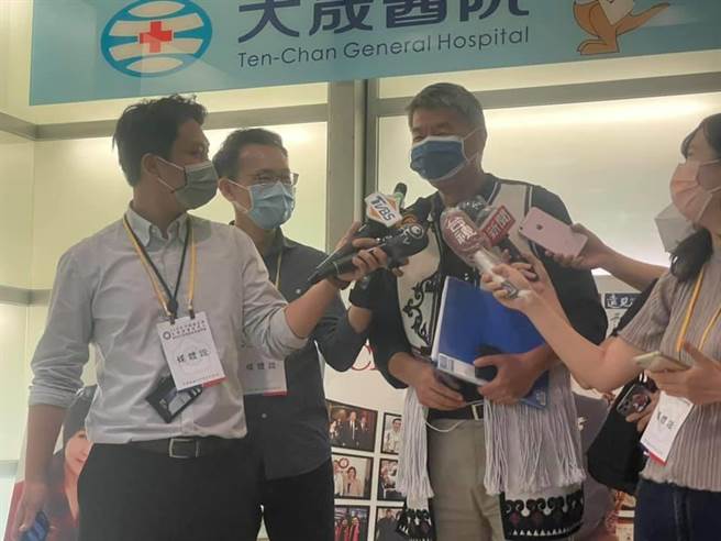 國民黨主席候選人張亞中(中)自請調查是否為紅統。(呂筱蟬攝)