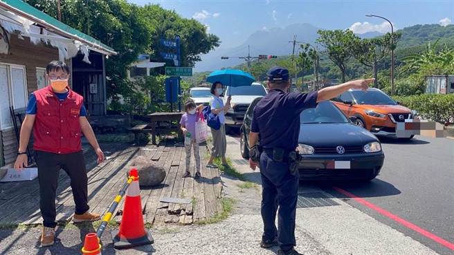 中角灣國際衝浪中心人潮爆量，現場已進行人車管制。（金山區公所提供）
