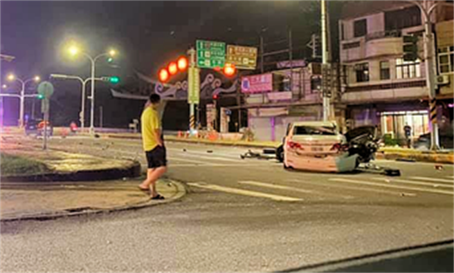 嘉义县朴子分局港墘派出所前昨晚10点多发生两车碰撞事故，13岁国中女生摔出车外当场惨死，整起车祸事故共造成1死5伤。（读者提供∕吕妍庭嘉义传真）