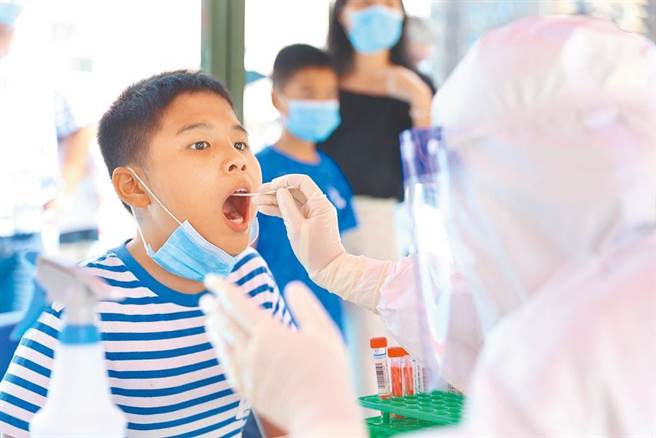 大陆福建省连日新增新冠疫情本土病例，图为厦门一学童正在接受核酸检测。（新华社）