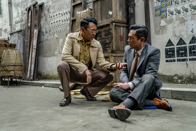 古天樂（右）、姜皓文在《金錢帝國：追虎擒龍》中有精彩對手戲。（華映娛樂提供）