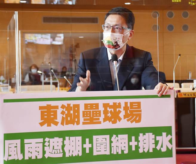 市議員林德宇抨擊說，大里區東湖壘球場落成至今，還在使用簡陋活動式遮陽棚架，圍籬圍網仍未完全設置。（陳世宗攝）