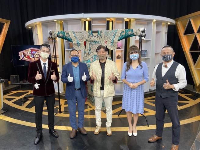 《大寻宝家》邀请到琼瑶戏剧小生李志希（中间黄衣）上节目。（JET综合台提供）