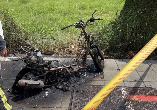 女騎士離開約10分鐘，機車卻突然冒出熊熊火燄，自燃燒剩成骨架？（民眾提供）