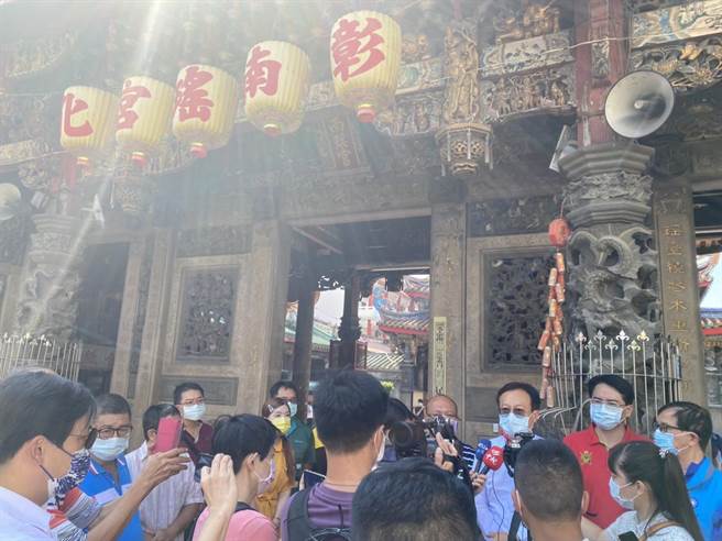 国民党主席候选人卓伯源（右三）下午至彰化南瑶宫向天上圣母参拜，禀报自己为民服务的决心。（谢琼云摄）