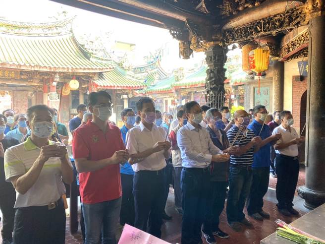 国民党主席候选人卓伯源（左四），下午在昔日部属和党籍民代、党员代表等人陪同下，至彰化南瑶宫向天上圣母参拜，禀报自己为民服务的决心。（谢琼云摄）