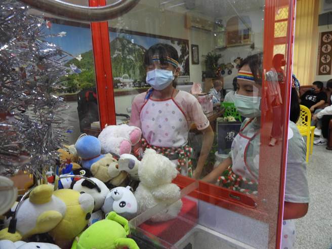 花莲崇德国小日前向业者购买一台2手机台，放置在校长室，只要学生获师长推荐，即能免费自由夹取，直到成功夹到娃娃为止，盼藉此引发学童求学欲望，持续向上学习。（罗亦晽摄）