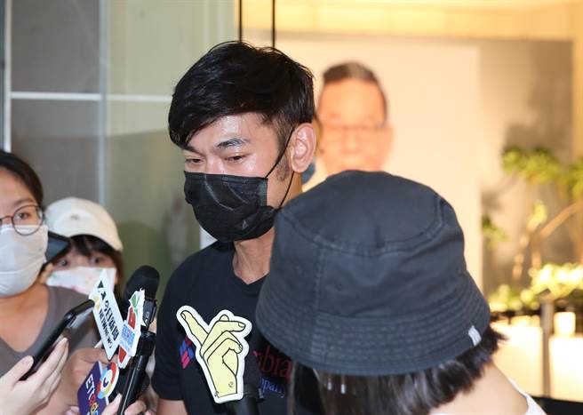 亮哲今到灵堂悼念龙劭华。（陈俊吉摄）