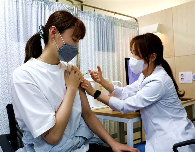韩国一名女子混打AZ及辉瑞/BNT疫苗后出现心肌炎，病情甚至恶化到要换心，女子已在加护病房治疗约2个月，至今仍未出院。图非当事人。（资料照／TPG、达志影像）