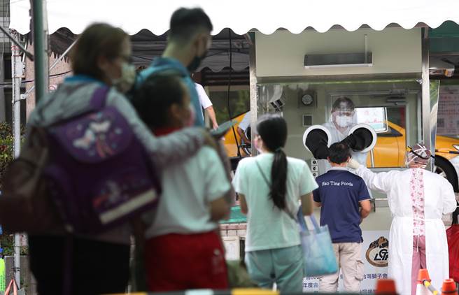 新北因幼兒園群聚案件，今天板橋社區大樓380為民眾隔離期滿，解隔離採簡潔國將在今晚出爐，若無確診出現可望結案。（資料照，劉宗龍攝）