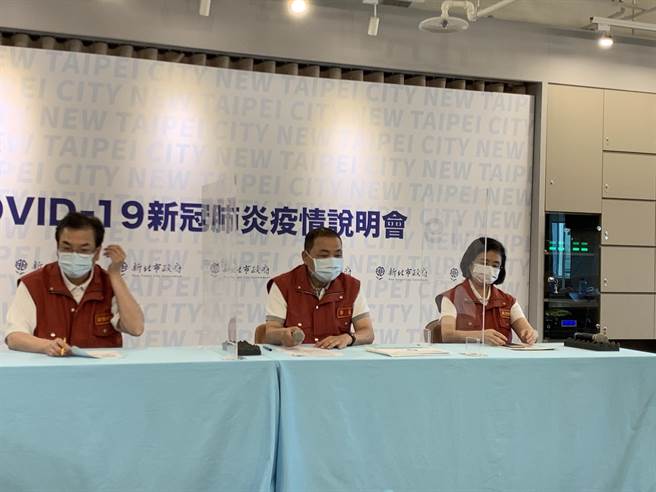 连假第三天金山中角湾涌人潮 侯友宜：启动人车管制。（叶德正摄）