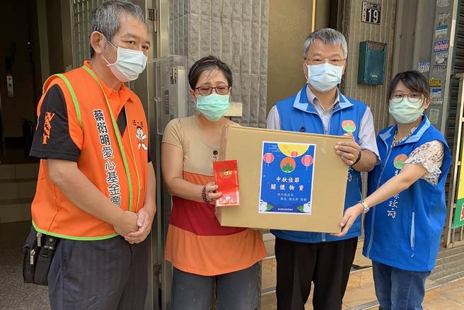 蔡衍明愛心基金會在中秋節前，對新竹縣300戶弱勢家庭，每戶贈給5千元紅包和愛心物資。（新竹縣政府提供／羅浚濱新竹傳真）