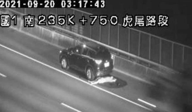 男子躺在高速公路雲林段路肩睡覺，酒測值達0.78。（民眾提供）