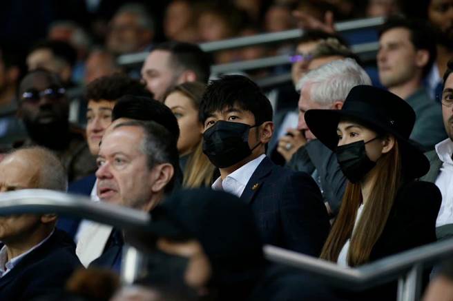 周杰倫一身帥氣西裝，與昆凌前往巴黎觀賞球賽。（巴黎聖日耳曼微博）