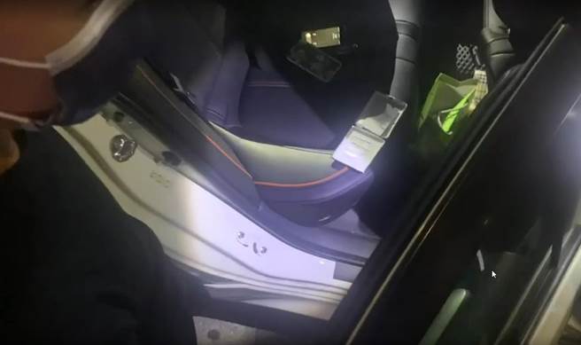 警方在陈姓男子等人车上发现K他命粉末及刀械、棍棒等违禁物品。（高市凤山警分局提供／袁庭尧高雄传真）